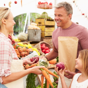 Familie kauft gesunde Lebensmittel auf dem Markt